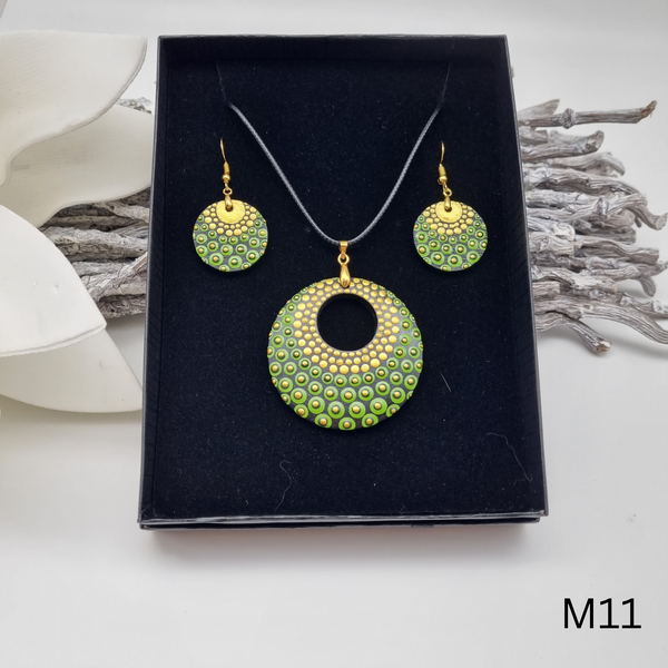 Schmuckset bestehend aus Halskette mit Mandala Anhänger und Ohrringen handgemalt - mehrere Varianten