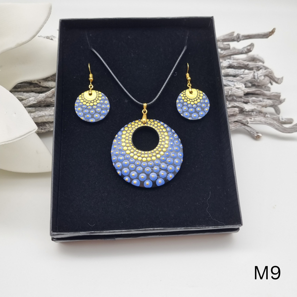 Schmuckset bestehend aus Halskette mit Mandala Anhänger und Ohrringen handgemalt - mehrere Varianten